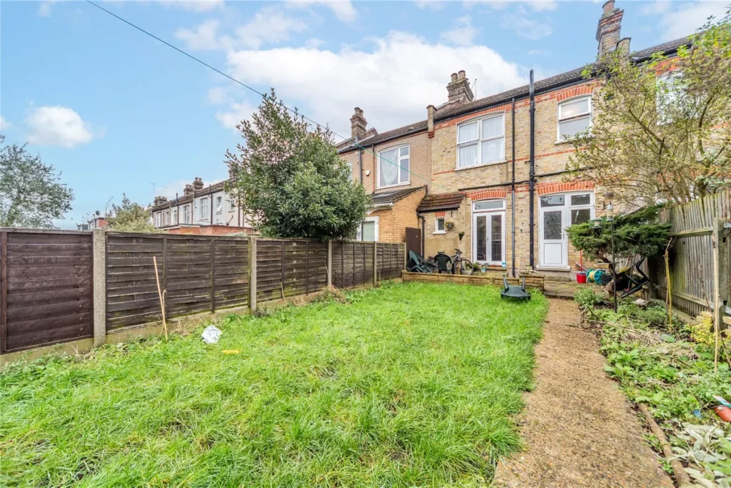 Bounds Green, N11