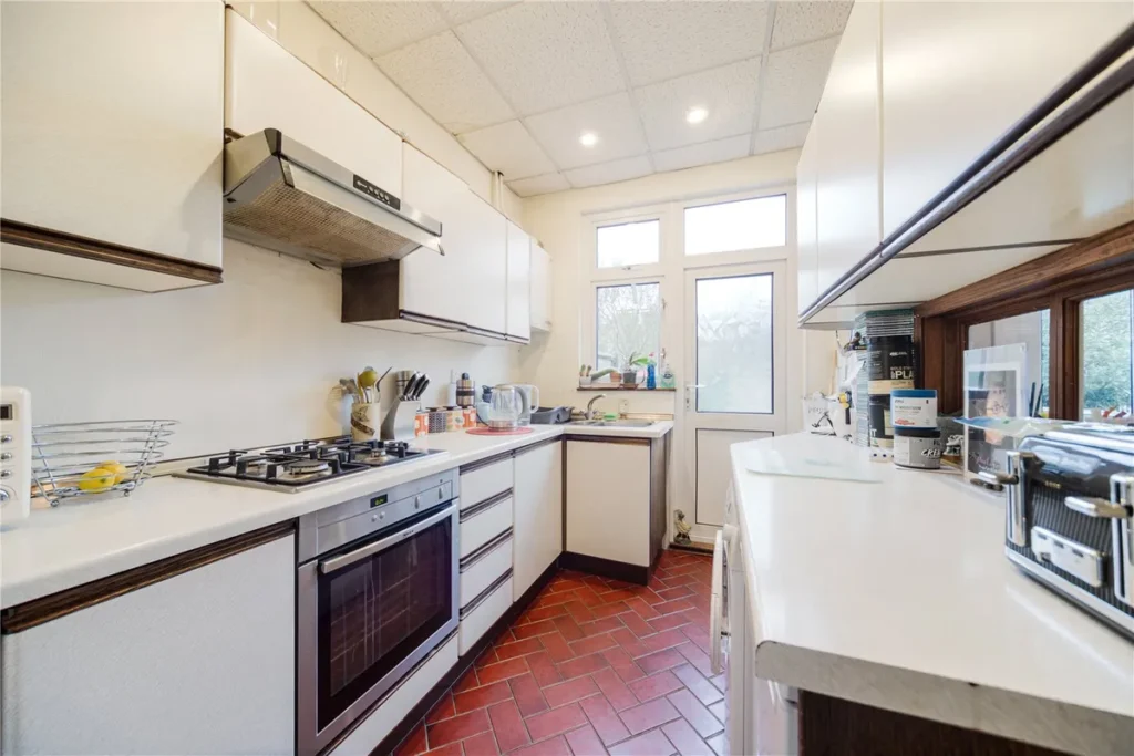 Bounds Green, N11