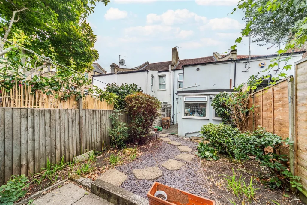 Bounds Green, N11