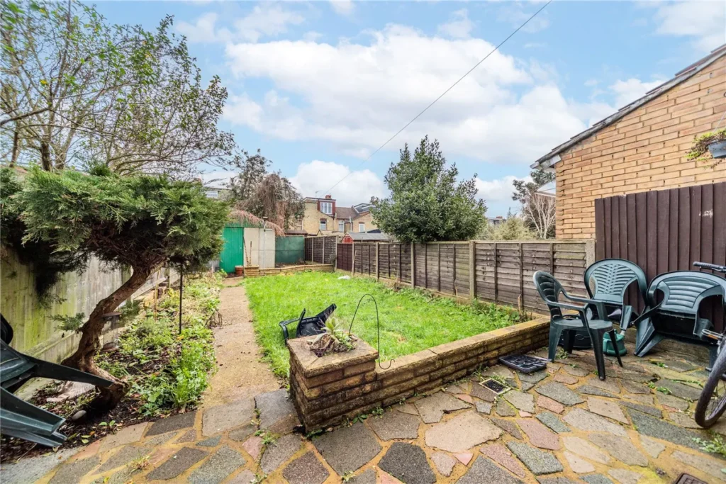 Bounds Green, N11