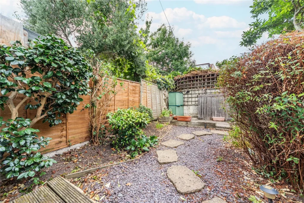 Bounds Green, N11